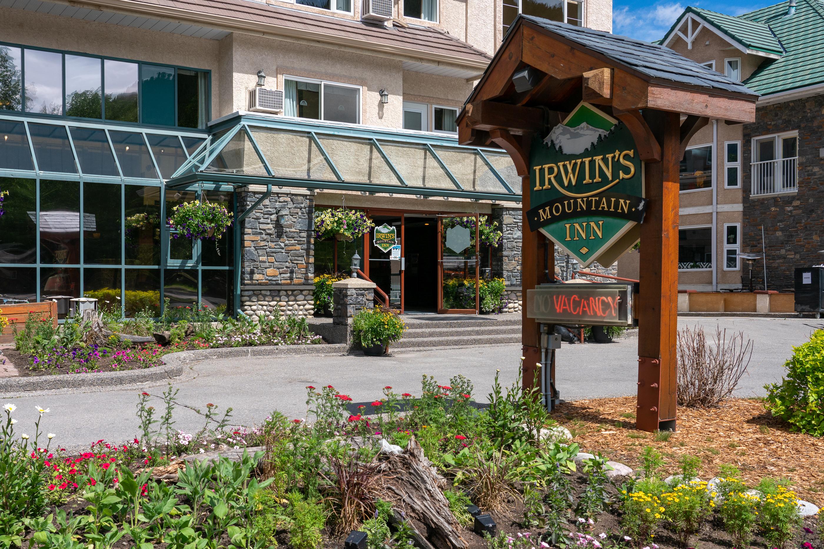Irwin'S Mountain Inn Banff Exterior photo