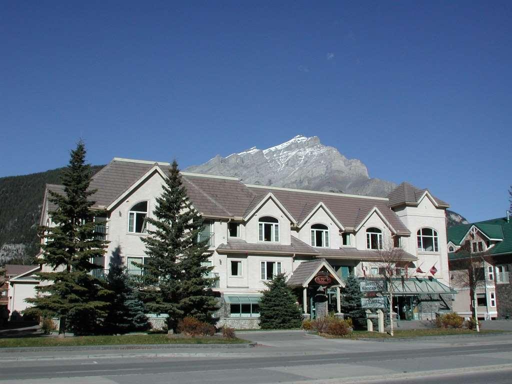 Irwin'S Mountain Inn Banff Exterior photo